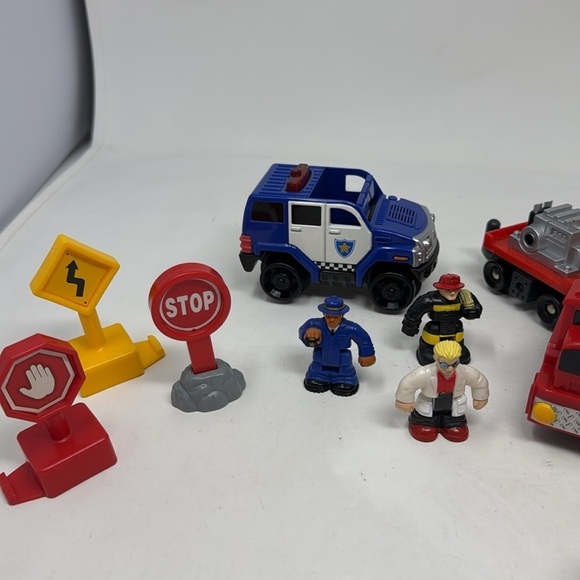 Fisher Price Geotrax Push Fire Truck Rescue Police Car with figures and signs - Picture 14 of 14
